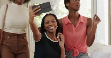 Havan topu atan çeşitli bayan arkadaşlar mezuniyetlerini kutlamak için telefon çekimleri yapıyorlar. Arkadaşlık, kutlama, neşe, birliktelik, yaşam tarzı, samimiyet, coşku