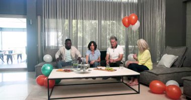 Temizlik masası ve dekorasyonlar, tedavi merkezindeki hastalar birlikte çalışıyor. Sağlık, takım çalışması, rehabilitasyon, işbirliği, terapi, sağlık