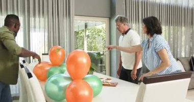 Çeşitli hastalar ve kadın hemşire, yeni bir kadın fizyoterapi hastasını kliniğe kabul ediyor. Sağlık, tedavi ve fizyoterapi kavramı.