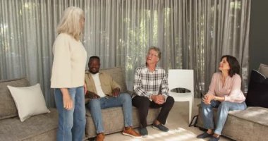 Grup terapisinde hastalar ayakta durup birbirleriyle mutlu bir şekilde konuşurlar. destek, iletişim, refah, ruh sağlığı, mutluluk, insanlar arası