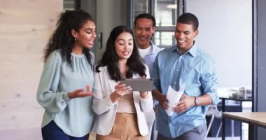 Çeşitli iş arkadaşlarının toplanması, iş görüşmesi ve el çırpması. Takım çalışması, iş, kutlama ve iletişim konsepti.