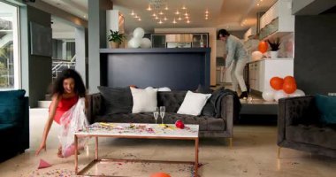 Mutlu çeşitli temizlik dekorasyonları, oturma odasında parti üstüne masa konfetileri. Kutlama, ilişki, parti ve yaşam tarzı kavramı.