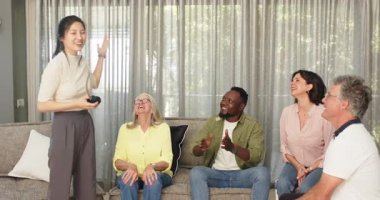 Mutlu hasta bir heykel tutuyor ve grup terapisinde çeşitli hastalarla konuşuyor. Takım çalışması, akıl sağlığı, iletişim ve terapi kavramı.