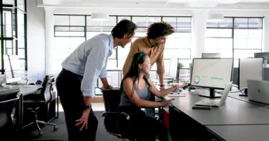 Ofisteki bilgisayarın etrafında birlikte çalışmayı tartışan üç mutlu meslektaşım var. Takım çalışması, iş ve iletişim konsepti.