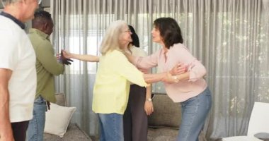 Mutlu, çeşitli hastalar grup terapisinde birbirleriyle kucaklaşıp konuşuyorlar. Takım çalışması, akıl sağlığı, iletişim ve terapi kavramı.