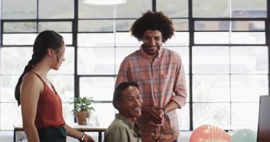 Mutlu çeşitlilikler, iş arkadaşları bir ofiste doğum günü pastasıyla çalışıyor ve sürpriz yapıyorlar. Takım çalışması, kutlama, iş ve iletişim konsepti.