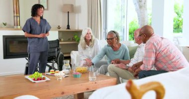 Bakıcı oturma odasına elinde su tepsisiyle giriyor, yaşlıları selamlıyor ve destekleyici sohbetlere başlıyor. Şefkat, arkadaşlık, refah, toplum, sosyalleşme, sıcaklık, çeşitlilik.