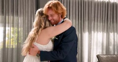 Mutlu gelin ve damat ve çeşitli arkadaşlar oturma odasında bir düğün resepsiyonunda dans ediyorlar. Kutlama, düğün, ilişki, parti ve arkadaşlık kavramı.