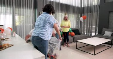 Konfeti ve dekorasyon temizliği, iş arkadaşlarının ofis partisinden sonra birlikte temizlik yapması. Temizlik, takım çalışması, işbirliği, kutlama, işyeri, iş arkadaşları