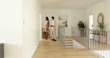 Emlakçı Afrikalı Amerikalı bir kadına yeni bir evi gezdiriyor. kiracı, kiracı, mülk, ipotek, yeni başlangıçlar, gayrimenkul