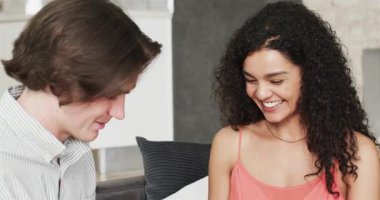 Mutlu çift hediye veriyor ve oturma odasındaki yıldönümü partisinde kutluyor. Kutlama, yıldönümü, ilişki, parti ve yaşam tarzı konsepti.