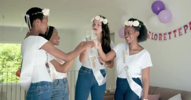 Çeşitli bayan arkadaşlar flüt tokuşturuyor ve evde bekârlığa veda afişi ve balonlarla gelin kızartıyorlar. Kutlama, dostluk, neşe, yoldaşlık, şenlikli, kadınsı, şık