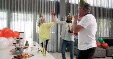 Birlikte kutlama, iş arkadaşları dans ediyor ve ofis partisinde konfeti atıyor. Kutlama, takım çalışması, eğlence, şirket, iş, festival