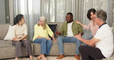 Mutlu, çeşitli hastalar grup terapisinde birbirleriyle kucaklaşıp konuşuyorlar. Takım çalışması, akıl sağlığı, iletişim ve terapi kavramı.