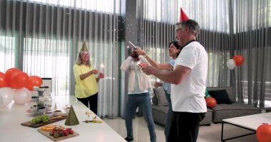 Birlikte kutlama, dans eden ve neşeli atmosferde maytap tutan meslektaşlar. Parti, kutlama, takım çalışması, eğlence, eğlence, dans