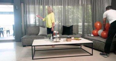 Yemek ve dekorasyon odası hazırlamak, hastaların klinikte yeni fizyoterapiste hoş geldin demesi. Sağlık, rehabilitasyon, terapi, konukseverlik, tıp, takım çalışması