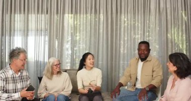 Mutlu hasta heykeli tutuyor ve grup terapisinde erkek terapistle fotoğraf çekiyor. Takım çalışması, akıl sağlığı, iletişim ve terapi kavramı.