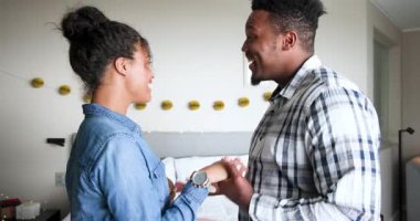 Çeşitli çiftler yatak odasında bilek kavramaya, sarılmaya, diz çöküp şarküteri tahtasından örnek almaya tepki veriyorlar. Romantizm, samimiyet, şefkat, yaşam tarzı, ev, kutlama, sıcaklık