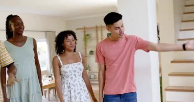 Ayna ve yemek masası olan, açık kapının yanındaki parlak iç mekanda çeşitli çiftler selamlaşıyor, kopyalama alanı. İç mekan, modern, misafirperver, doğal, dekor, etkileşim, tasarım