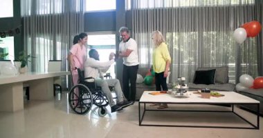 Yeni fizyoterapi hastasına hoş geldin diyoruz. Hastaları olan bir hemşire. Sağlık, hasta bakımı, rehabilitasyon, klinik, destek, yardım