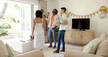 Çeşitli arkadaşlar kutlama partisini şampanya bardakları ve afişlerle kutluyorlar. Kutlama, neşe, dostluk, toplanma, parti, dekor, neşe