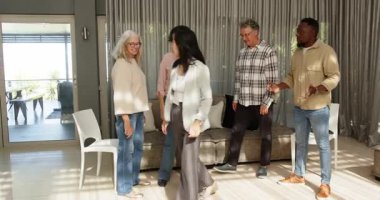 Terapist hastaları kucaklıyor, terapi seansında veda ediyor, destek veriyor. Danışmanlık, elveda, bağlantı, şefkat