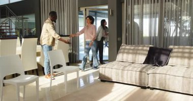 Misafirperver ve kucaklayıcı, terapist ve hasta klinikte yeni çifti selamlıyor. Terapi, danışmanlık, destek, akıl sağlığı, ilişki, bağlanma