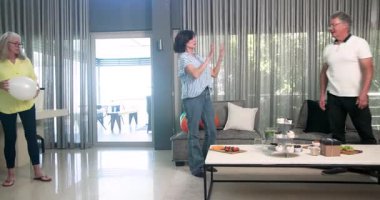 Yeni fizyoterapi hastasına hoş geldin diyoruz, hastane ortamında hastaları olan bir hemşire. Sağlık, sağlık, tedavi, hemşirelik, rehabilitasyon, iyileşme