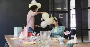 Bebek partisinde kutlama yapan iş arkadaşları ve ofiste partiden sonra temizlik ve süslemeler. takım çalışması, kutlama, iş ve iletişim konsepti.