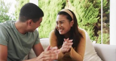 Genç çift terasta dinleniyor, hediye alışverişi yapıyor ve birlikte vakit geçiriyorlar. Romantik, kutlama, yaşam tarzı, mutluluk, ilişki, bağ