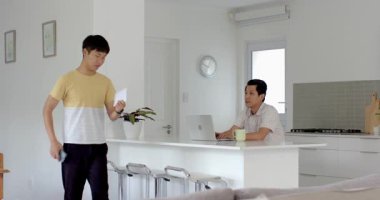 Genç çocuk evdeki kanepede mektup okuyor, mesaja odaklanıyor. Gençlik, konsantrasyon, rahatlama, iletişim, yalnızlık, kapalı alan