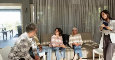 Terapist grup terapisinde kadın ve erkek hastalarla konuşuyor. danışmanlık, akıl sağlığı, destek, iletişim, psikoloji, iyileştirme