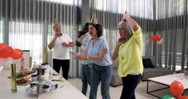 Birlikte kutlama, iş arkadaşları dans ediyor ve ofis partisinde maytap tutuyor. Kutlama, takım çalışması, eğlence