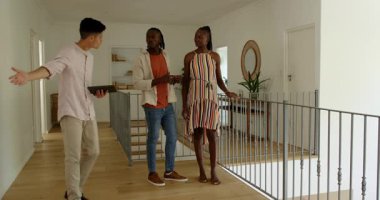 Emlakçı Afrikalı Amerikalı çifte yeni bir evi gezdiriyor. kiracı, kiracı, mülk, ipotek, yeni başlangıçlar, gayrimenkul