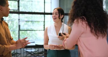 En iyi çalışanı ödüllendiren, kutlama yapan ve ofiste tokalaşan çeşitli meslektaşlarınız kutlu olsun. Takım çalışması, iş, kutlama ve iletişim konsepti.