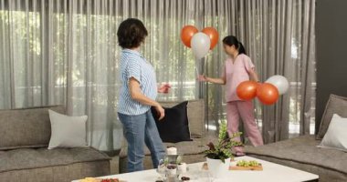 Yeni bir fizyoterapi hastasını kliniğe kabul etmek için mutlu hastalar ve bayan hemşire dekorasyon odası. Sağlık, tedavi ve fizyoterapi kavramı.