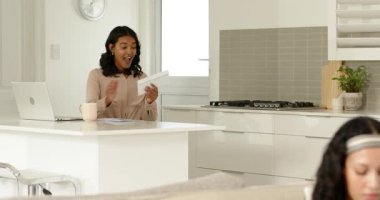 Anne ve genç kız, mutfak adasında zarf topluyor, mektubu açıyor ve kucaklaşıyorlar. Aile, nesiller boyu, ev, iletişim, sevgi, samimiyet, sıcaklık.