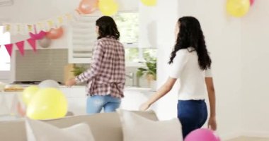 Güldükten sonra, çeşitli bayan arkadaşlar doğum günü hazırlıkları için adadan pasta ve aperatifler aldılar. Kutlama, dostluk, neşe, neşe, coşku, evcil, yaşam tarzı