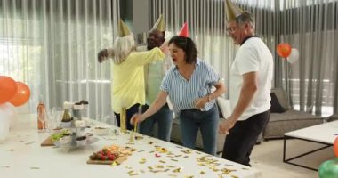 Birlikte kutlayan, dans eden ve ofis salonunda kucaklaşan çeşitli meslektaşlarınız kutlu olsun. Kutlama, eğlence, birliktelik, ofis partisi ve iş konsepti.