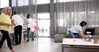 Masa hazırlamak ve parti için dekorasyon, tedavi merkezindeki hastalar gülümsüyor. Kutlama, etkinlik, terapi, mutluluk, iyileşme, sağlık