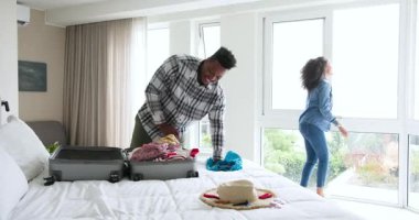 Kiralık eve gelen, çeşitli çiftler bavullarını yatak odasına boşaltıyor, kıyafet seçiyor ve sarılıyorlar. Yaşam tarzı, rahatlama, uyum, kırılganlık, yakınlık, rahatlık, aile içi