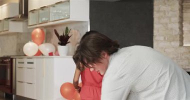 Mutlu çeşitli temizlik dekorasyonları, oturma odasında parti üstüne masa konfetileri. Kutlama, ilişki, parti ve yaşam tarzı kavramı.