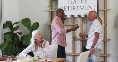 Çeşitli kıdemli iş arkadaşları, emekliliklerini evde kutlayarak el sıkışıyorlar ve ödül kucaklaşıyorlar. Kutlama, dostluk, başarı, takdir, şenlik, sosyal, sıcaklık.