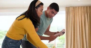 Evde tatil planlarken gülümseyen genç bir çift heyecanlı hissediyordu. Seyahat, ilişki, mutluluk, eğlence, macera, eğlence