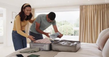 Asyalı çift evde bavullarını topluyor, seyahate hazırlanıyorlar. Seyahat, tatil, hazırlık, valiz, yolculuk, macera