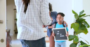 Mutlu siyah çift ve çok ırklı oğulları okuldaki ilk gününde oğullarının fotoğraflarını çekiyorlar, çocuk okula gidiyor. Eğitim, okul, aile, çocukluk, ev hayatı ve ilişki kavramı.