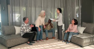 Okulda, terapist sertifikaları veriyor ve çocuklu kadınların heykellerini yapıyor. Mezuniyet, kutlama, başarı, tören, tanınma, eğitim