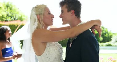 Çeşitli arkadaşlar, bahçede, düğün töreninde sarılmak ve dans etmek. Kutlama, düğün ve duygular konsepti.