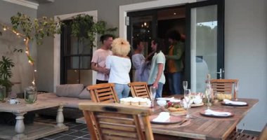 Nişan kutlaması için gelen farklı arkadaşlar ve yüzük gösteren bir kadın. Kutlama, nişan, akşam yemeği partisi, birliktelik, yaşam tarzı ve arkadaşlık konsepti.