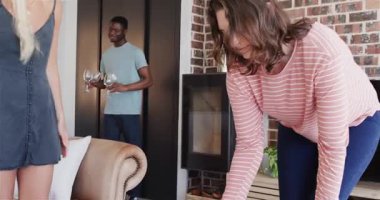 Bir grup mutlu arkadaş bir hoşgeldin partisinde sofrayı hazırlıyor. Kutlama, parti, yaz ve arkadaşlık konsepti.